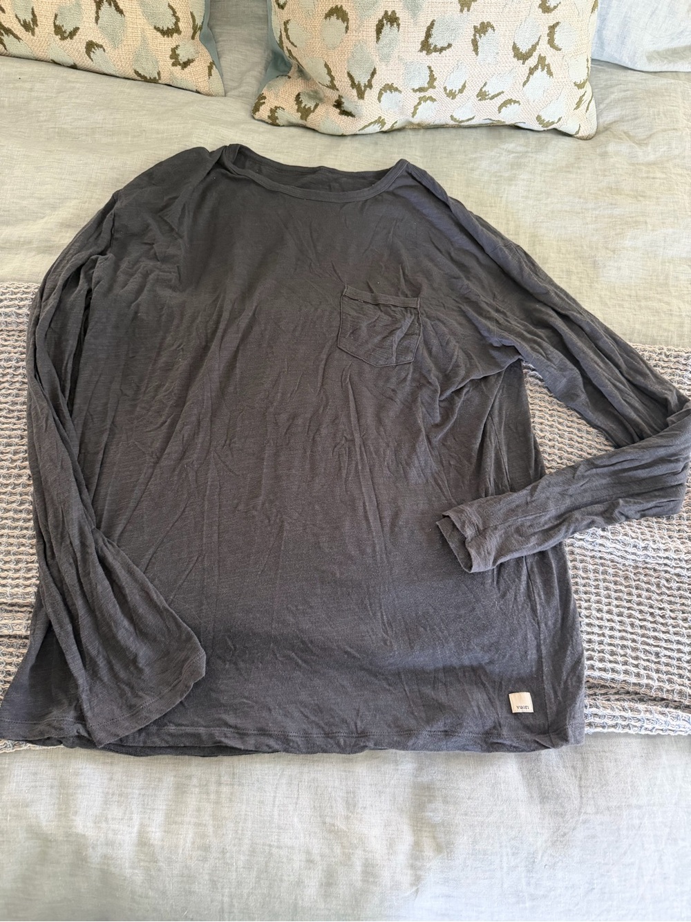 Vuori Men's Long-Sleeve Pocket Tee - Charcoal